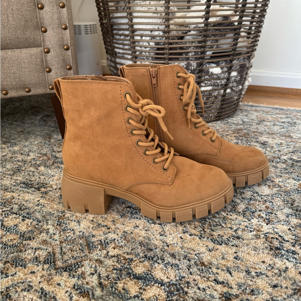 Target Universal threads boots size 8